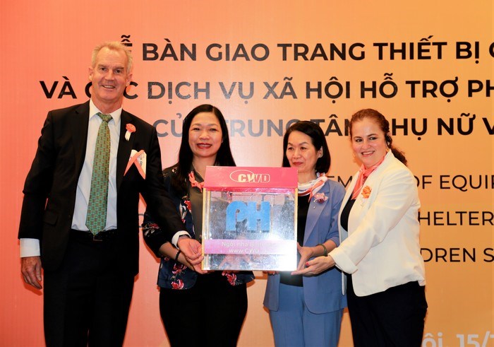 Phó Chủ tịch Hội LHPN Việt Nam Bùi Thị Hòa (thứ hai trái ảnh sang) cùng lãnh đạo Ngôi nhà bình yên nhận bàn giao các trang thiết bị hỗ trợ từ UNWomen