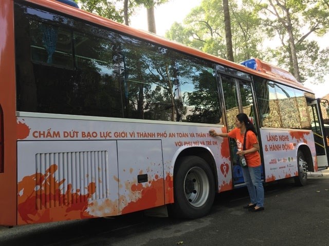 TP Hồ Chí Minh sử dụng xe buýt để tuyên truyền phòng ngừa bạo lực, quấy rối tình dục với phụ nữ và trẻ em