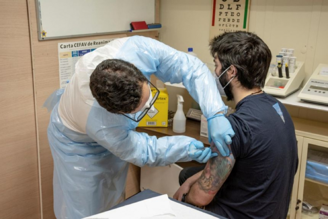 Nhân viên y tế chuẩn bị tiêm vaccine ngừa COVID-19 tại một trung tâm y tế ở Nam Cực của Chile.