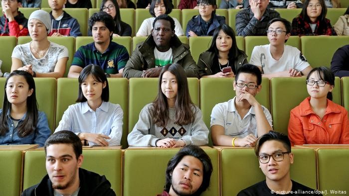Sinh viên đa quốc gia, trong đó có nhiều người đến từ châu Á, ngồi học trên giảng đường một trường đại học ở thành phố Zwickau, bang Saxony (Đức).
