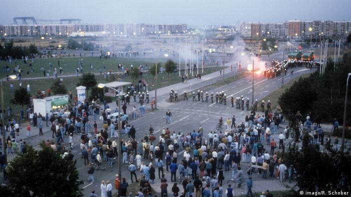 Cảnh sát ở Rostock-Lichtenhagen triển khai các biện pháp chống phát xít mới trong cuộc bạo động năm 1992.