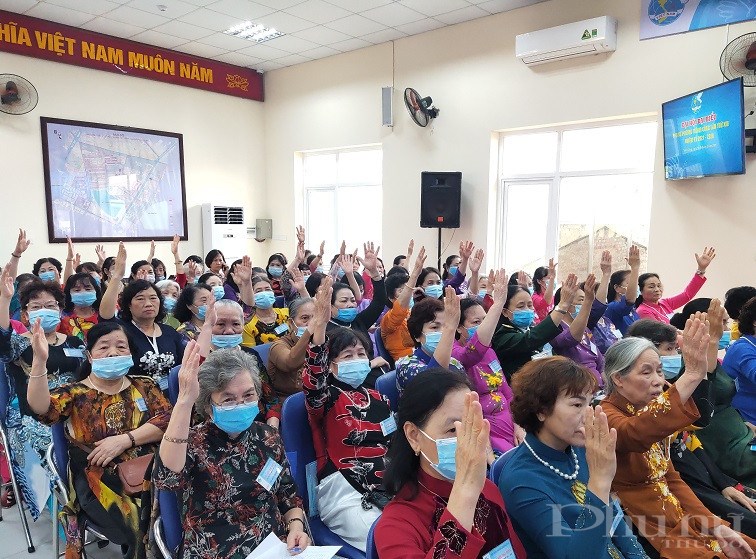 Các đại biểu bầu Đoàn đại biểu đi dự Đại hội phụ nữ quận Ba Đình lần thứ XXIII