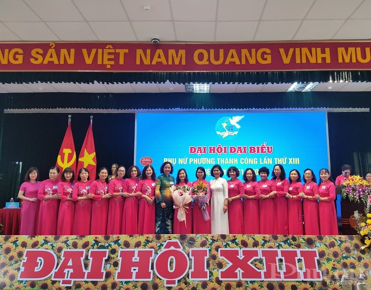 Các đồng chí lãnh đạo Hội LHPN quận và Đảng ủy phường Thành Công tặng hoa chúc mừng BCH Hội PN phường khóa XIII