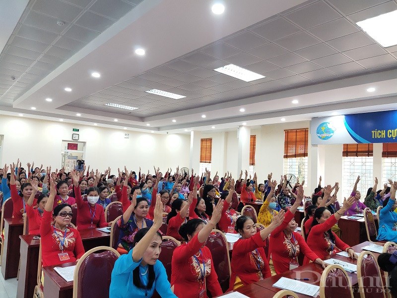 Các đại biểu biểu quyết bầu Ban Chấp hành Hội LHPN phường khóa II