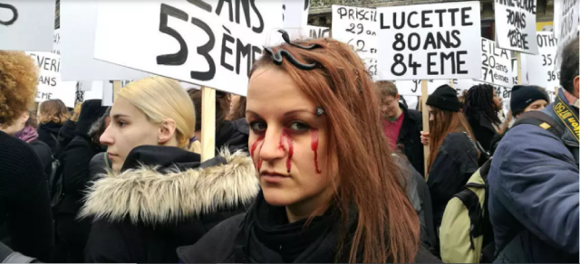 Một cuộc biểu tình đòi xóa bỏ bạo lực đối với phụ nữ tại Place de l'Opéra ở Paris, Pháp.