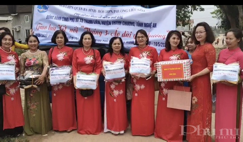 Hội Phụ nữ phường Liễu Giai (Ba Đình, HN): Tặng áo dài cho Mẹ Việt Nam Anh hùng Lê Thị Lan  tại Nghệ An - ảnh 3