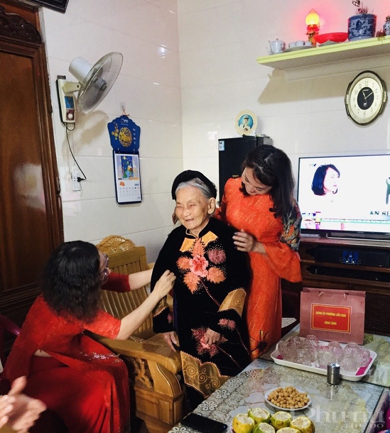 Hội LHPN phường tặng áo dài Mẹ Việt Nam Anh hùng