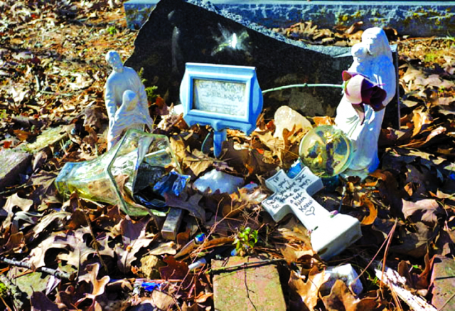 Một ngôi mộ trong khu nghĩa trang Files (Hot Springs, Arkansas), nơi an nghỉ của hàng trăm bệnh nhân AIDS được Burks giúp đỡ.