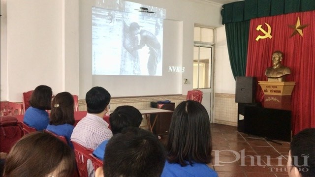 Đoàn viên thanh niên xem Video về truyền thống Đoàn TNCS Hồ Chí Minh.