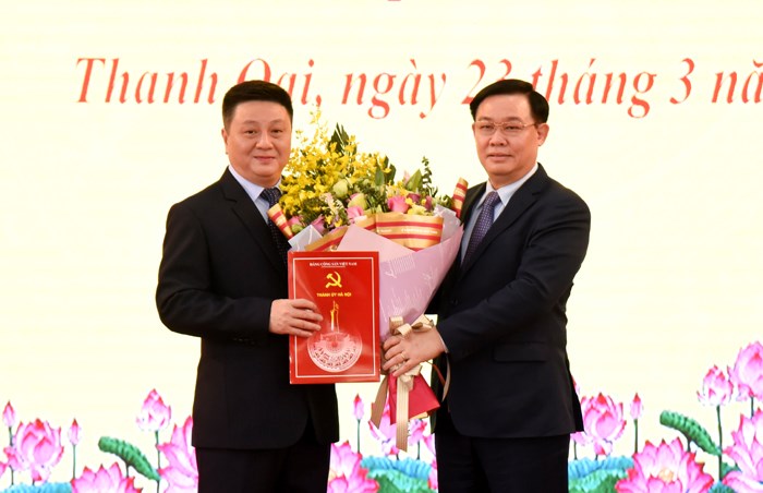 Bí thư Thành ủy Vương Đình Huệ trao Quyết định và tặng hoa chúc mừng đồng chí Bùi Hoàng Phan