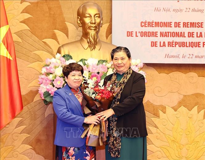 Phó Chủ tịch Thường trực Quốc hội Tòng Thị Phóng tặng hoa chúc mừng bà Nguyễn Thúy Anh. Ảnh: Trọng Đức/TTXVN