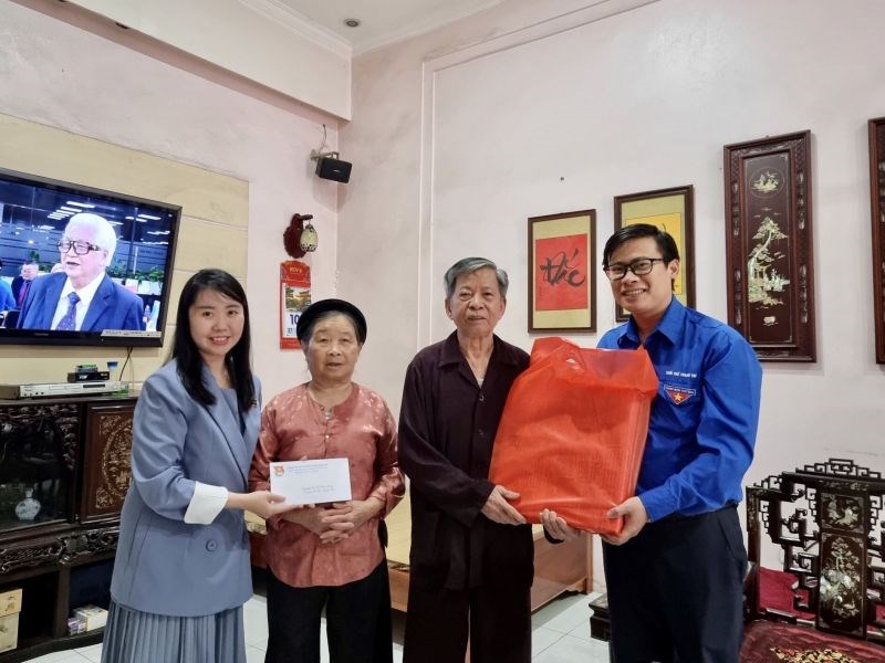 Minh Hằng (ngoài cùng bên trái) đến thăm thế hệ lão thành của Huyện đoàn Thanh Trì nhân kỷ niệm 90 năm ngày thành lập Đoàn TNCS Hồ Chí Minh