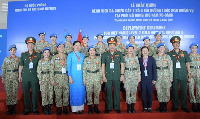 Ủy viên TƯ Đảng, Chủ tịch Hội LHPN Việt Nam Hà Thị Nga (áo dài xanh) cùng lãnh đạo Bộ Quốc phòng và các chiến sĩ Bệnh viện dã chiến cấp 2 số 3. Ảnh: Minh Tuấn
