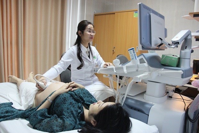 TS.BS Đinh Thúy Linh siêu âm, kiểm tra sức khỏe cho thai phụ.