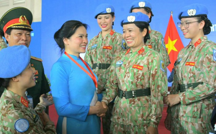 Ủy viên TƯ Đảng, Chủ tịch Hội LHPN Việt Nam Hà Thị Nga (thứ 3 từ trái sang) chúc mừng và động viên các nữ chiến sĩ Bệnh viện dã chiến cấp 2 số 3 lên đường thực hiện nhiệm vụ. Ảnh: Minh Tuấn
