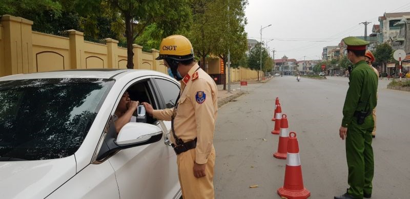 Cán bộ Đội CSGT trật tự, Công an thị xã Sơn Tây đang kiểm tra nồng độ cồn của lái xe, kết quả không có vi phạm