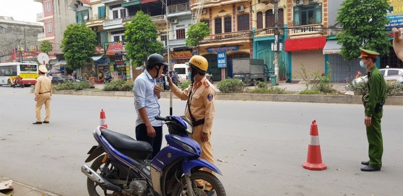 Cán bộ Đội CSGT trật tự, Công an thị xã Sơn Tây đang kiểm tra nồng độ cồn của lái xe