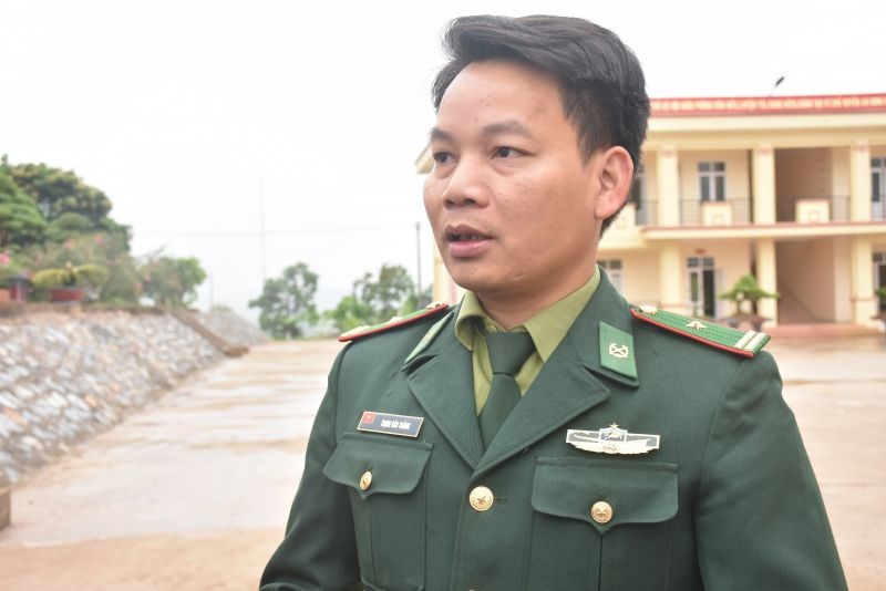 Thiếu tá Trịnh Văn Thắng, Chính trị viên đồn biên phòng Si Pha Phìn hiện đang là cha nuôi của 2 em nhỏ trong chương trình 
