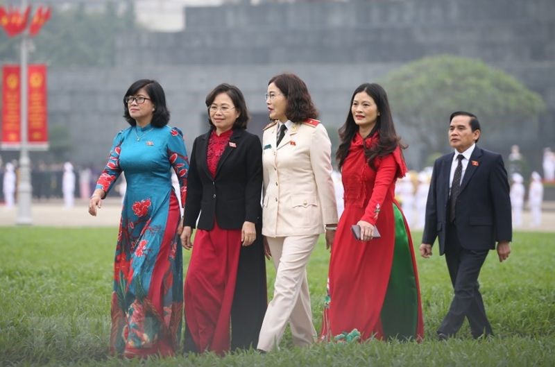 Các Đại biểu Quốc hội vào Lăng viếng Chủ tịch Hồ Chí Minh. (Ảnh: Dương Giang/TTXVN)
