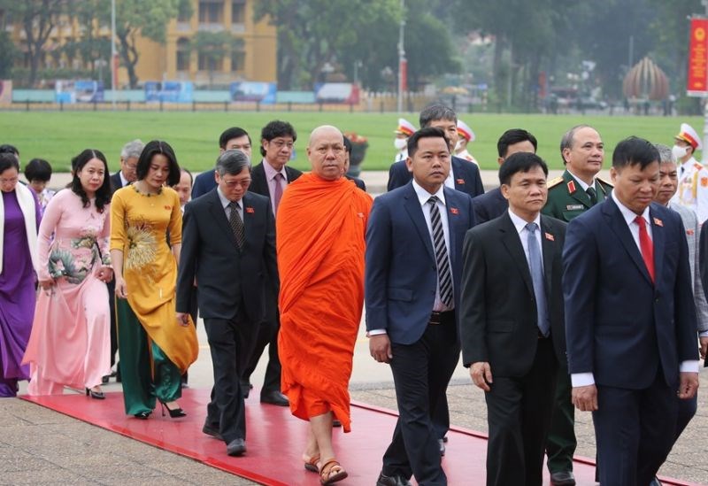 Các Đại biểu Quốc hội vào Lăng viếng Chủ tịch Hồ Chí Minh. (Ảnh: Dương Giang/TTXVN)