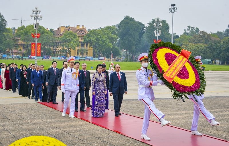 Các đồng chí Lãnh đạo Đảng, Nhà nước, Quốc hội, Mặt trận Tổ quốc Việt Nam và các đại biểu Quốc hội tới đặt vòng hoa và vào Lăng viếng Chủ tịch Hồ Chí Minh.