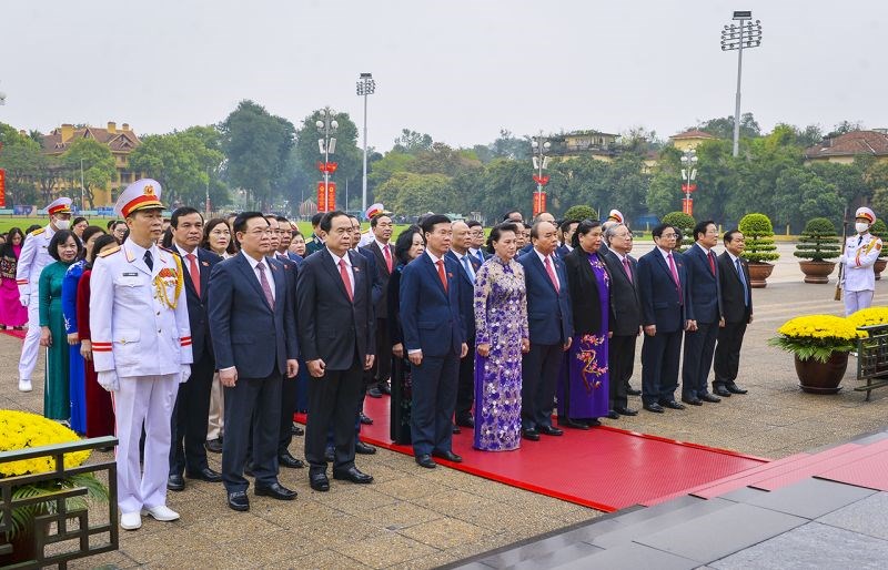 Các đồng chí lãnh đạo Đảng, Nhà nước, các đại biểu Quốc hội kính cẩn nghiêng mình, bày tỏ lòng thành kính trước anh linh Chủ tịch Hồ Chí Minh.
