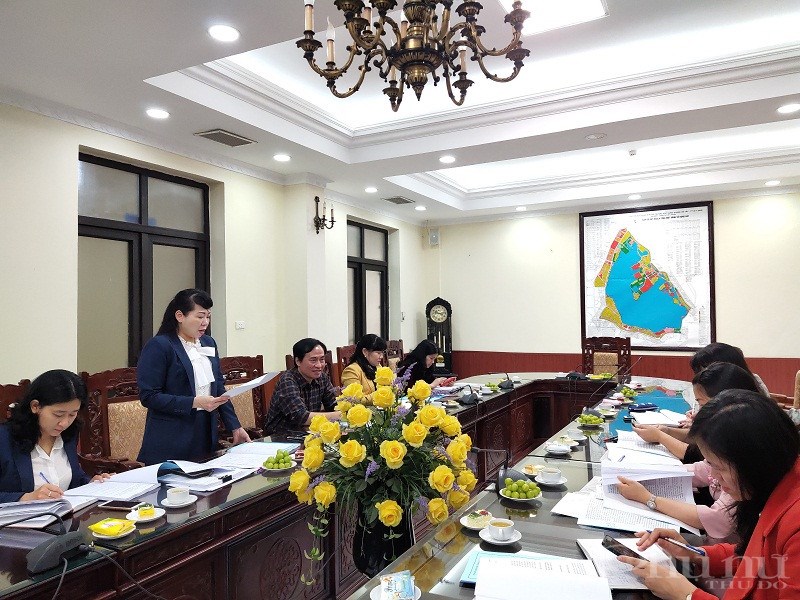 Đống chí Bùi Thị Ngọc Thúy - Chủ tịch Hội LHPN quận Tây Hồ báo cáo về công tác chuẩn bị Đại hội