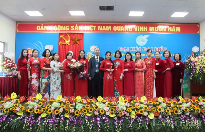 Đại diện lãnh đạo Hội LHPN quận Hoàng Mai, lãnh đạo Đảng ủy, chính quyền phường Lĩnh Nam tặng hoa, chúc mừng BCH Hội LHPN phường nhiệm kỳ 2021-2026.