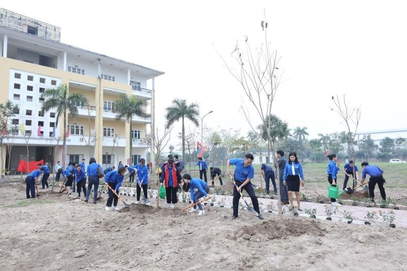 Đoàn viên, thanh niên Trường Cao đẳng nghề Kỹ thuật công nghệ, huyện Đông Anh (Hà Nội) thực hiện phong trào “Trồng thêm một cây xanh là thêm một hành động bảo vệ môi trường”. Ảnh: Anh Tuấn/TTXVN