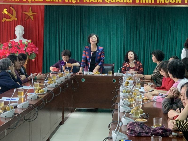 Bà Nguyễn Minh Hà, Nguyên Chủ tịch Hội LHPN TP Hà Nội, Trưởng ban liên lạc phát biểu tại buổi gặp mặt