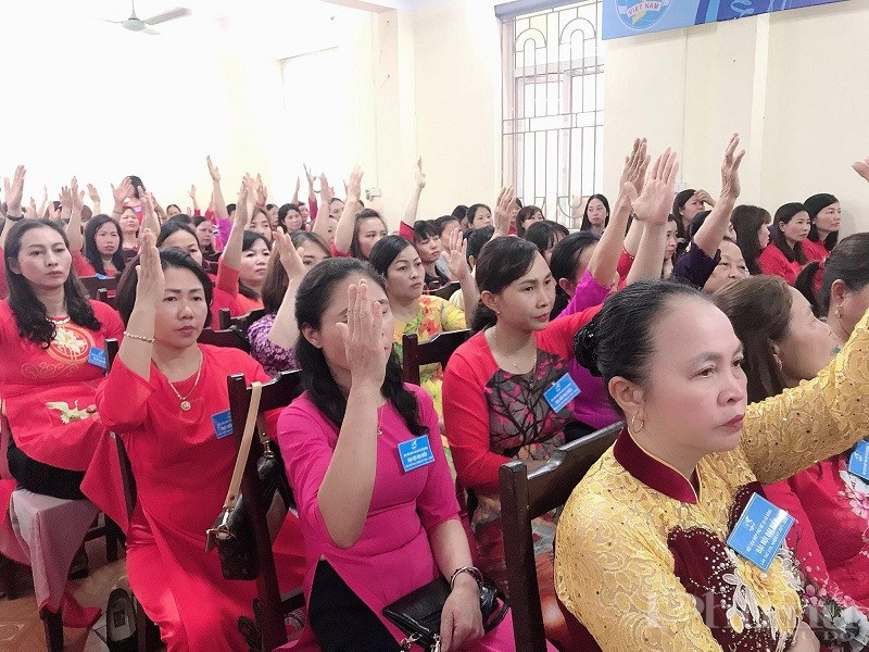 Các đại biểu biểu quyết bầu Ban Cháp hành Hội LHPN xã Cổ Đông khóa XXII bằng hình thức giơ tay.