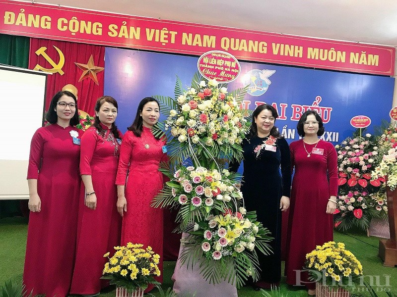 Phó Chủ tịch Thường trực Hội LHPN Hà Nội Nguyễn Thị Thu Thủy tặng hoa chúc mừng thành công Đại hội đại biểu phụ nữ xã Cổ Đông lần thứ XXII.