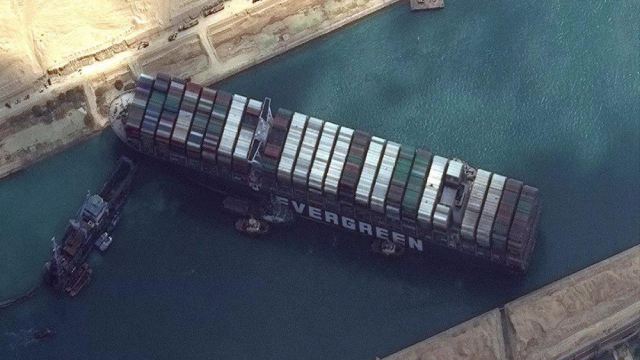 Tàu chở hàng khổng lồ Ever Given của Đài Loan gặp sự cố và chắn ngang kênh đào Suez. Vị trí của tàu khiến giao thông từ cả hai phía của kênh đào Suez đều tắc nghẽn.