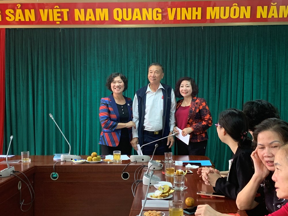 Bà Lê Thị Thiên Hương, Phó Chủ tịch Hội LHPN TP Hà Nội và bà Nguyễn Minh Hà, Trưởng ban liên lạc trao quà cho các cán bộ hưu trí qua các thời kỳ