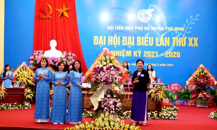 Phó Chủ tịch Hội LHPN Việt Nam Trần Thị Hương (ngoài cùng phải ảnh) tặng hoa chúc mừng Đại hội