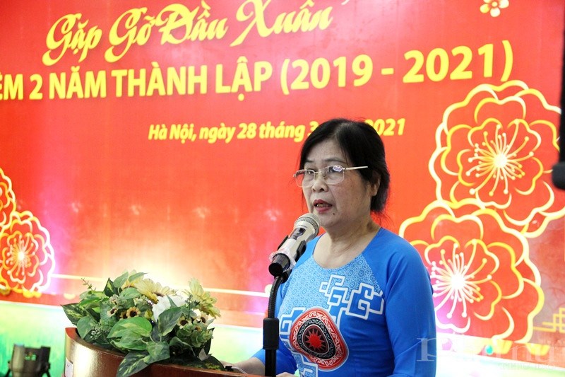 Cô Nguyễn Thị Nhã - trưởng nhóm Phụ nữ kiên cường Hà Nội phát biểu tại buổi gặp mặt.