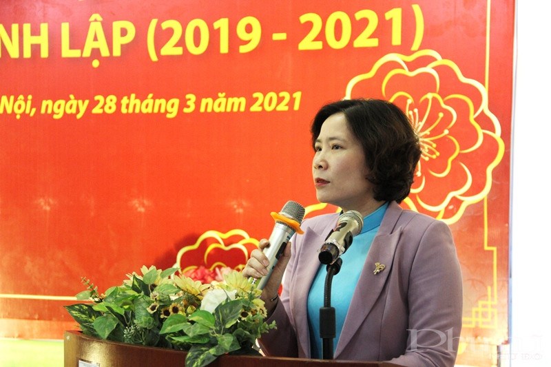 Chủ tịch Hội LHPN Hà Nội Lê Kim Anh chia sẻ cùng chị em trong nhóm Phụ nữ kiên cường Hà Nội tại lễ kỷ niệm.