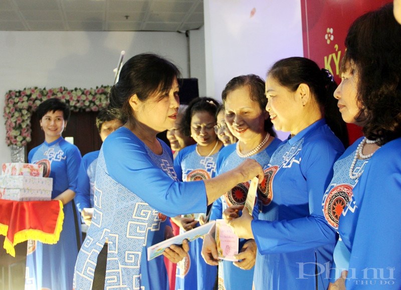 Cô Nguyễn Thị Nhã trao quà và và chúc mừng các cá nhân đạt giải Hoa Hướng Dương - dành cho những người đã chiến đấu với căn bệnh ung thư vú từ 10 năm trở lên.