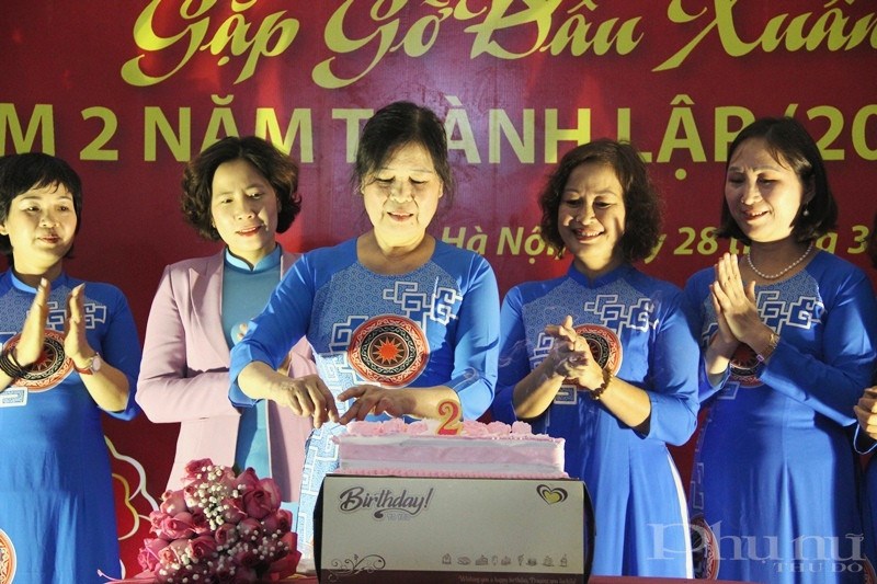 Trưởng nhóm Phụ nữ kiên cường Hà Nội Nguyễn Thị Nhã cùng các khách mời và thành viên trong nhóm cắt bánh chúc mừng sinh nhật.