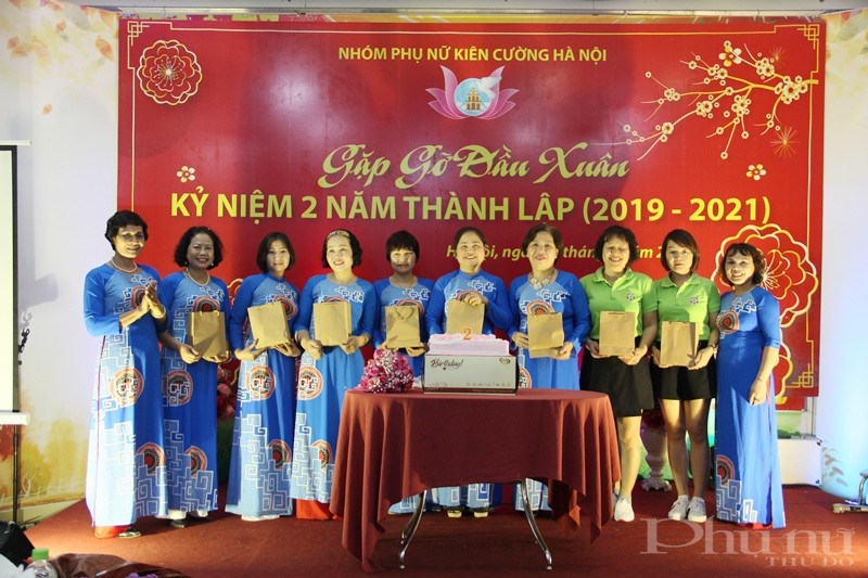 Nhóm Phụ nữ kiên cường Hà Nội tặng quà, tổ chức sinh nhật cho chị em trong nhóm.