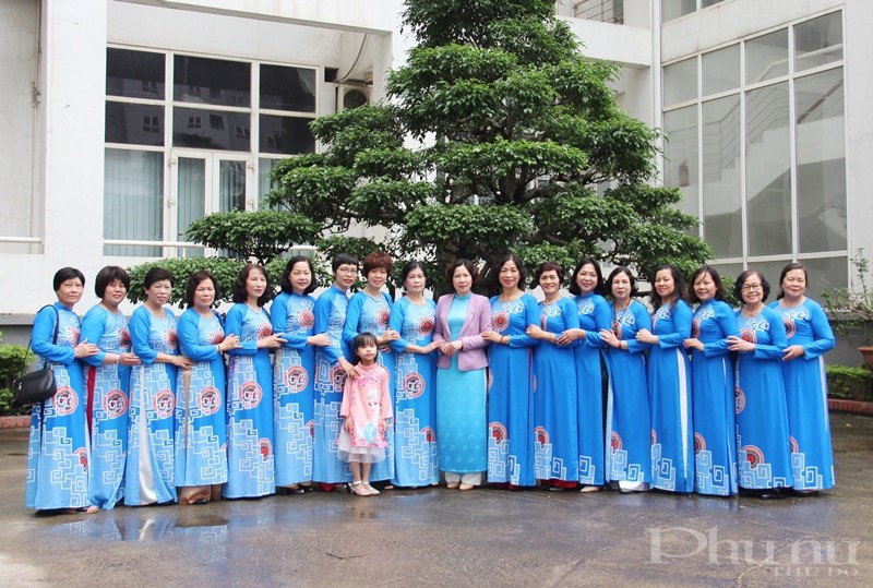 Chủ tịch Hội LHPN Hà Nội Lê Kim Anh (áo vest tím) chụp ảnh lưu niệm cùng một số chị em trong nhóm Phụ nữ kiên cường Hà Nội.