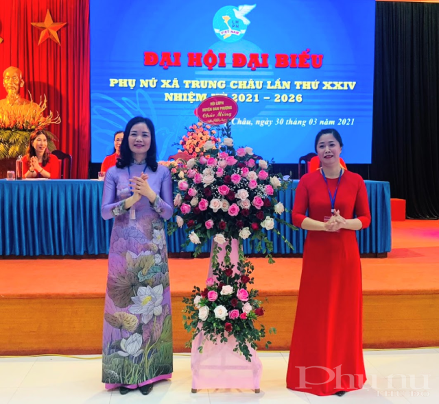 Đồng chí Nguyễn Thị Bảy - Chủ tịch Hội LHPN huyện Đan Phượng tặng hoa chúc mừng Đại hội.