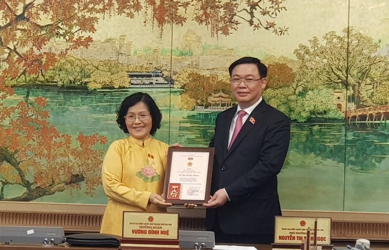 Bí thư Thành ủy Hà Nội Vương Đình Huệ, Trưởng đoàn đại biểu Quốc hội thành phố Hà Nội trao kỷ niệm chương cho đại biểu Trần Thị Quốc Khánh
