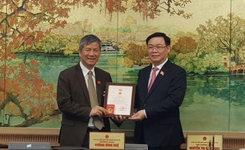 Bí thư Thành ủy Hà Nội Vương Đình Huệ, Trưởng đoàn đại biểu Quốc hội thành phố Hà Nội trao kỷ niệm chương cho đại biểu Nguyễn Anh Trí