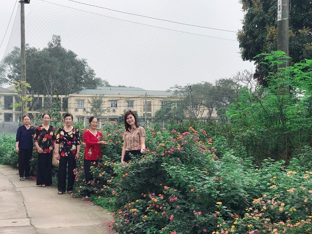 Cán bộ hội viên phụ nữ  xã Đông Dư phấn khởi chụp hình bên đoạn đường nở hoa do Hội đảm nhiệm.