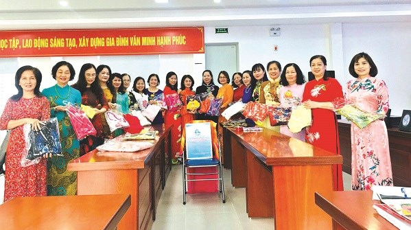 Hội LHPN phường Liễu Giai tiếp nhận ủng hộ áo dài của hội viên phụ nữ trên địa bàn
