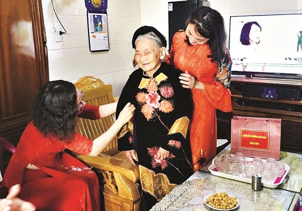 Hội LHPN phường Liễu Giai tặng áo dài cho Mẹ Việt Nam Anh hùng
