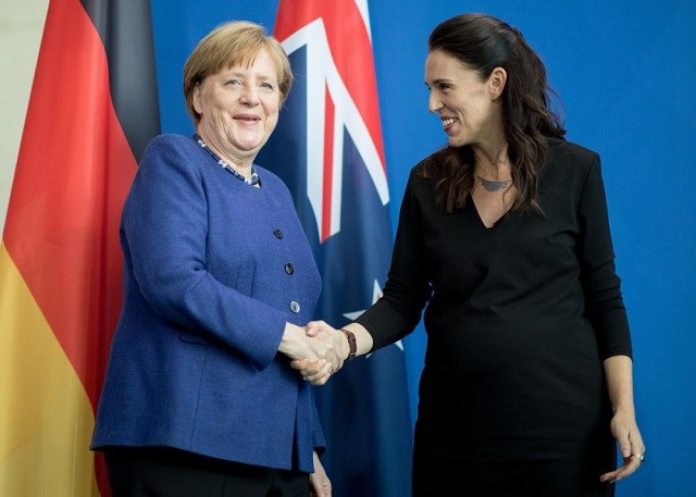 Thủ tướng Đức (trái) và Thủ tướng New Zealand (phải) là hai gương mặt nữ lãnh đạo điển hình đã chèo lái đất nước vượt qua nhiều khó khăn, thách thức.