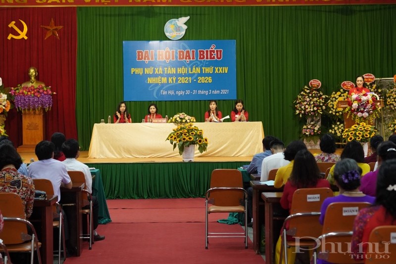 Cán hộ, hội viên phụ nữ tham dự Đại hội Đại biểu Phụ nữ xã Tân Hội, huyện Đan Phượng.