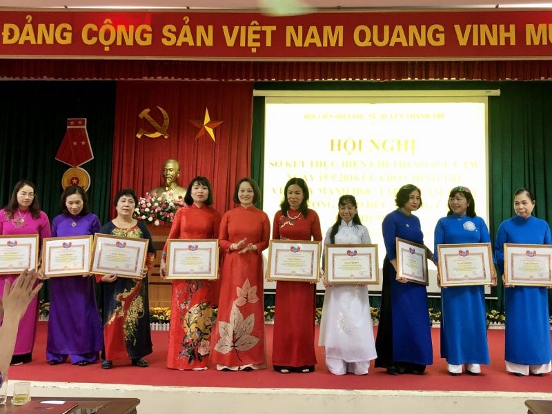 Đồng chí Phạm Thị Thanh Hương trao bằng khen cho các tập thể và cá nhân đạt thành tích xuất sắc trong thực hiện Chỉ thị 05.